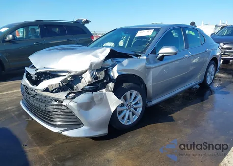 2018 Toyota Camry Le из США, поврежденный, VIN 4T1B11HK9JU143469